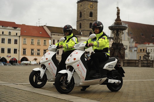 policie-cesky-krumlov-eon-elektricke-skutry.jpg