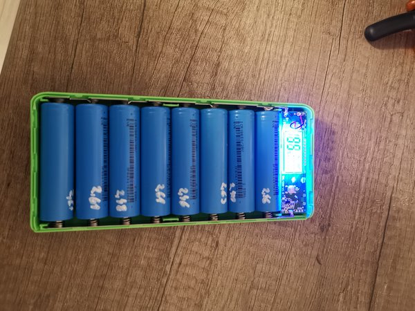 Nabíjačka na 8ks za 3 USD, k tomu 2A USB nabíjačka z mobilu