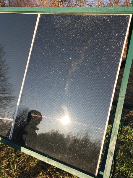 Poškozený amorní panel při manipulaci. Pokusný string stáří 9 měsíců. Panel dává stejný výkon jako stejný nepoškozený panel který je vedle. Životnost bude výrazně zkrácena delaminací.