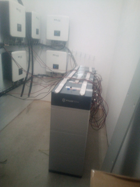 Test 99,9kW v panelech 7 x Solax G4 15kW paralelně + 21 x Pylontech H2